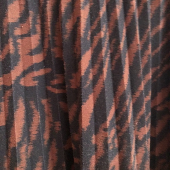 Printed Pleated Long Skirt - Picture 3 of 3